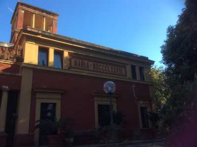 La facciata principale dell'edificio: si nota scritto Maria, l'antico nome dell'ex abitazione
